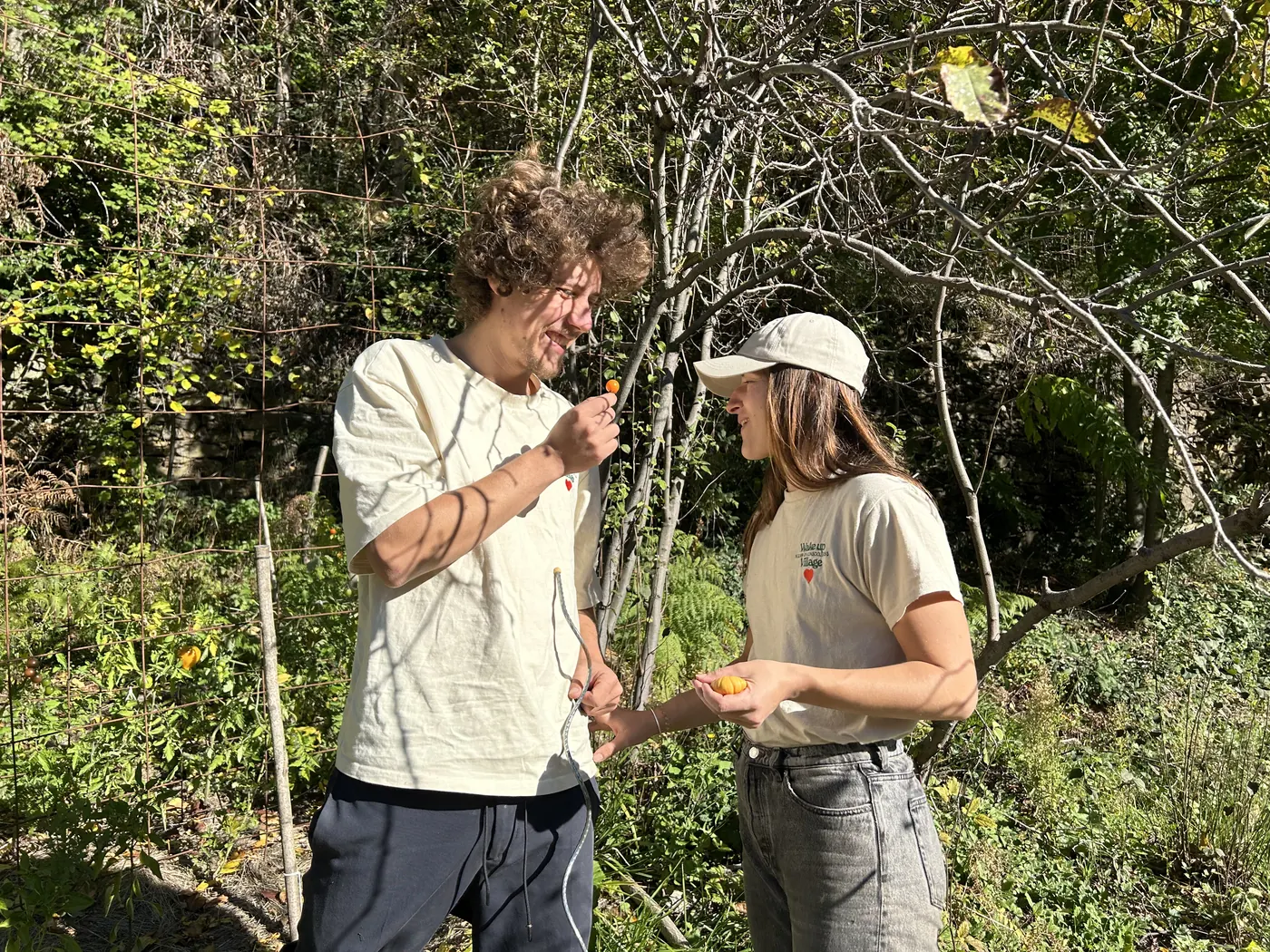Bastien & Elena dans le jardin — Wake Up Village