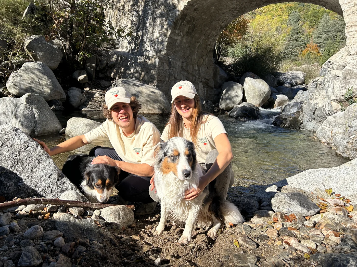 Bastien et Elena avec leurs chiens au bord de la rivière, Wake Up Village Cévennes