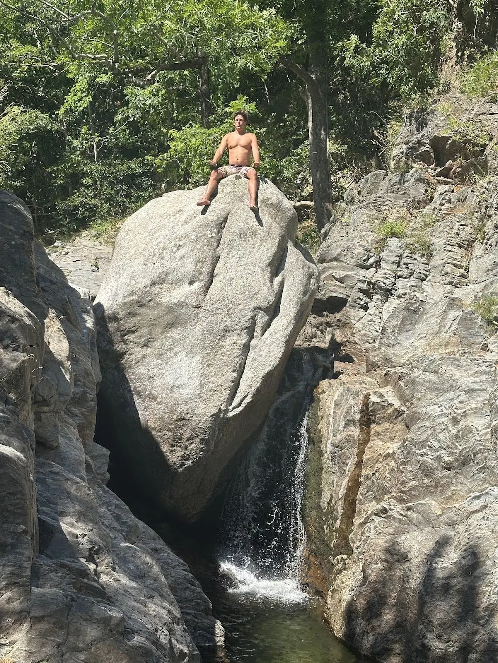Cascade et rochers