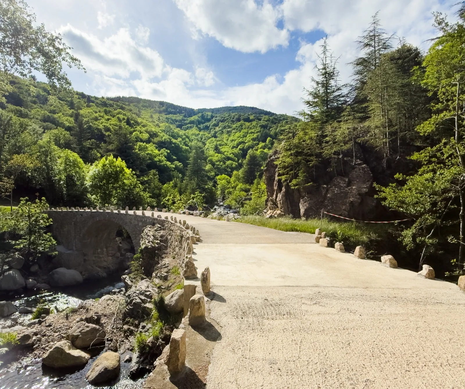 L'arrivée au domaine par le vieux pont de pierre